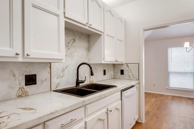 Foto del edificio - 500 Norwood Pl