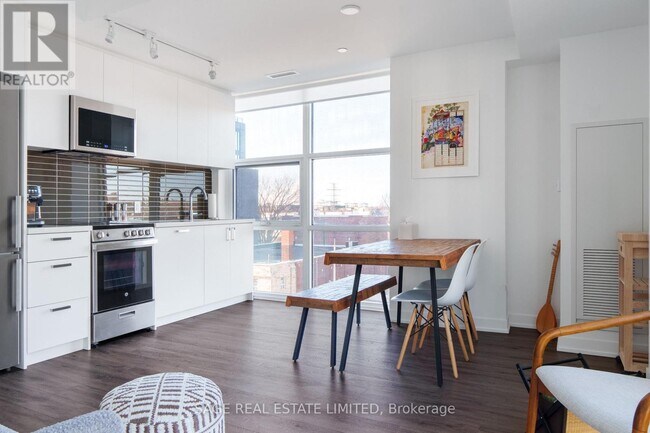 Photo du bâtiment - 1787 St Clair Ave W