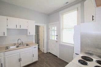 Building Photo - 98 Lee Ave