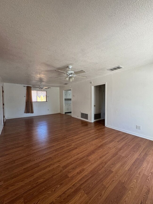 Building Photo - 2 bedroom/1 bath available for IMMEDIATE M...