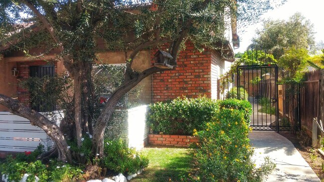 Building Photo - 338 Orizaba Ave