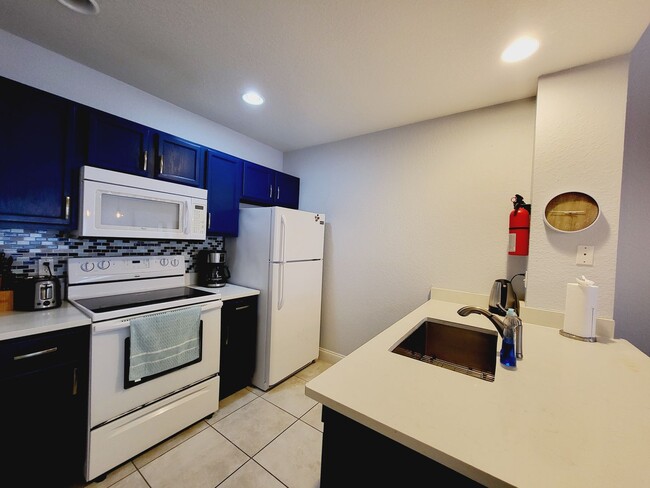 Building Photo - Perfectly located and fully furnished town...