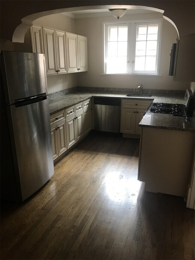 Building Photo - 318 S Hanley Rd