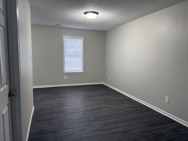 Building Photo - 2216 Live Oak Ln