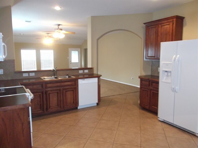 Foto del edificio - 9307 Lakeway View Ln