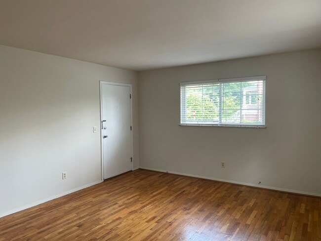 Photo - 2 BR IN HYDE PARK WITH OFF STREET PARKING Apartment
