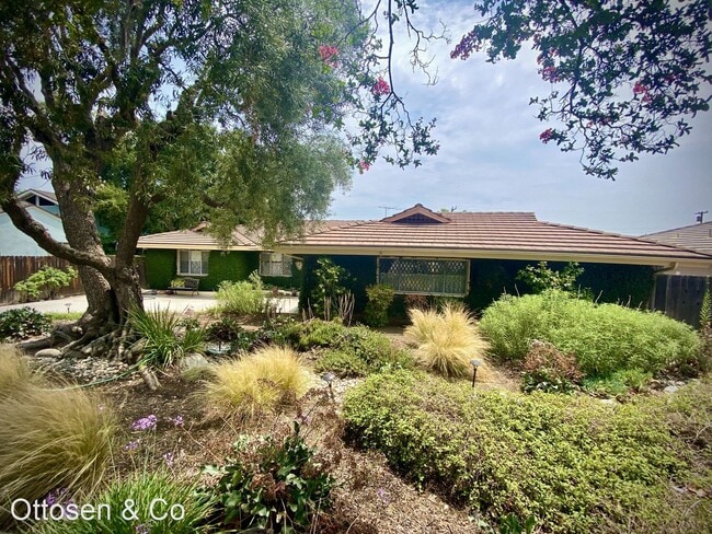 Foto del edificio - 4 br, 2 bath House - 742 E Virginia Ave