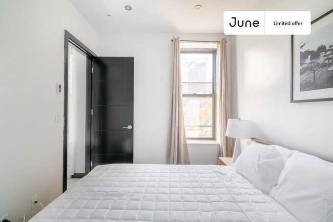 Building Photo - Private bedroom in 3 bed/2 bath Home