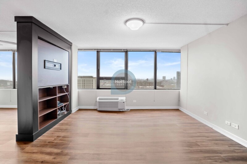 Primary Photo - 1214 S Michigan Ave