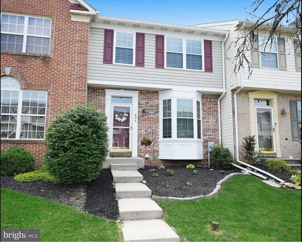 Front - 457 Deer Hill Cir
