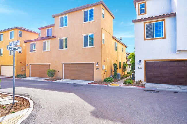 Building Photo - Beautiful 5 Bedroom Custom-Built Home in C...