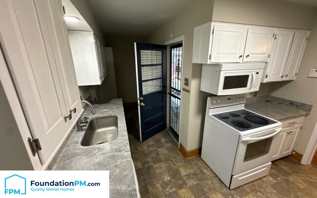 Building Photo - 1633 Estate Dr