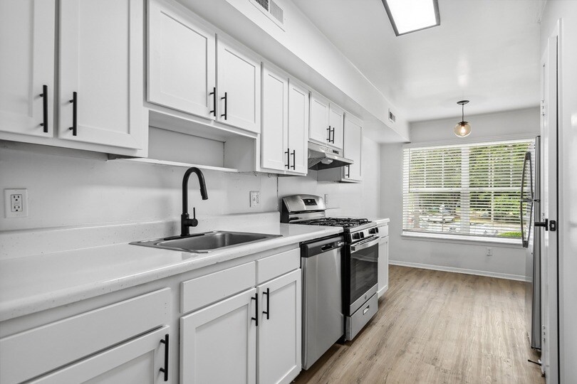 ReNew Banbury Lake Apartments in Virginia Beach, VA