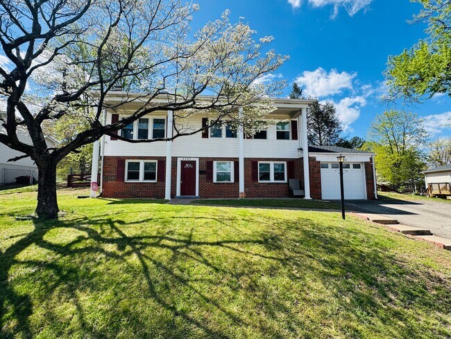 Building Photo - BEAUTIFULLY UPDATED HOME - WOODBRIDGE