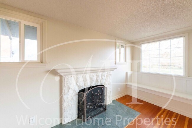 Building Photo - Spacious 4 Bedroom Home with Fireplace and Fenced Yard