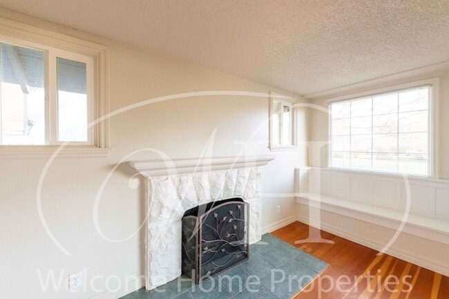 Foto del edificio - Spacious 4 Bedroom Home with Fireplace and Fenced Yard