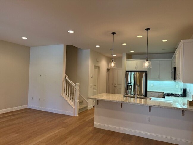 Foto del edificio - Beautiful 3bd 2.5 Bath Townhouse in Foothi...