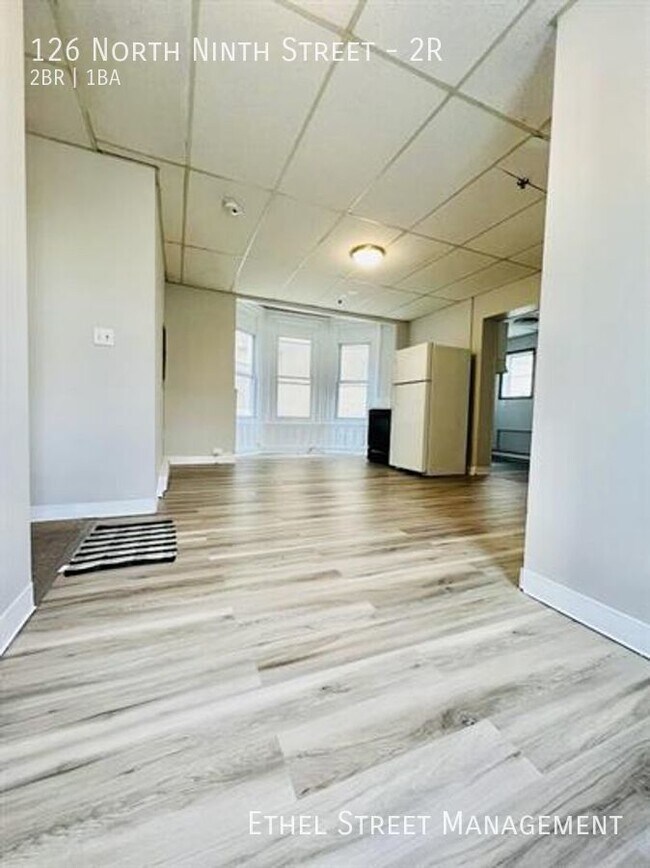Foto del edificio - Newly Renovated 2-Bedroom Apartment