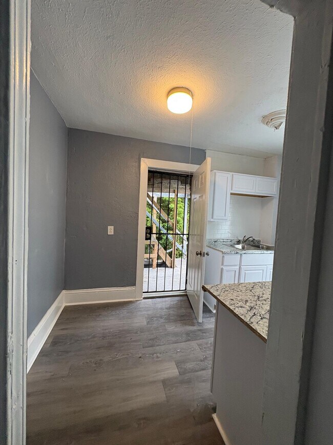 Foto del edificio - 1425 E 81st St
