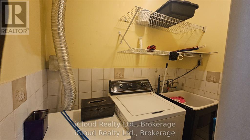 Building Photo - 1847 Lawrence Ave E