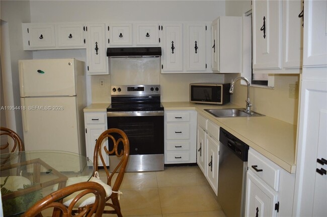 Foto del edificio - 461 Ives Dairy Rd