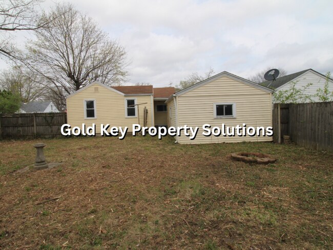 Foto del edificio - Fully Updated 3 BR 1 BA House with Central Air and Garage (NO SECTION 8)