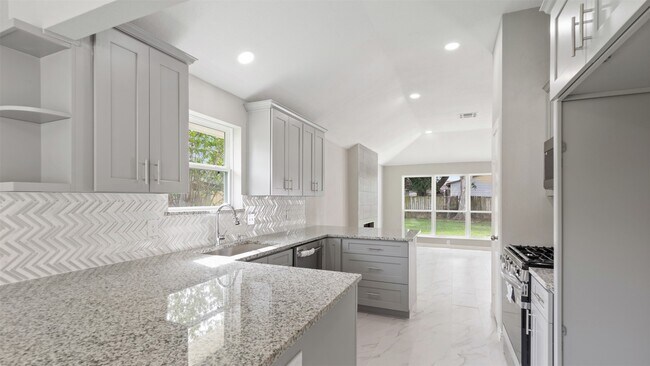 Building Photo - 4007 Green Crest Dr