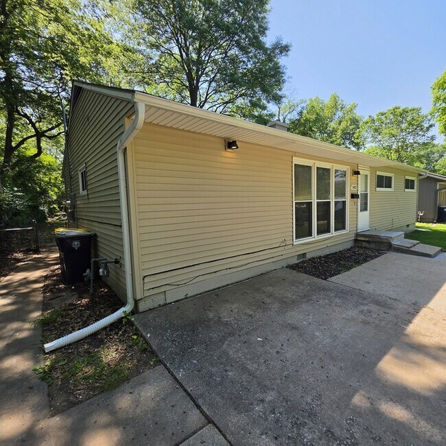 Foto del edificio - Spacious 4 bedrooms and 1 bath home located on Manchester Ave in Kansas City, MO