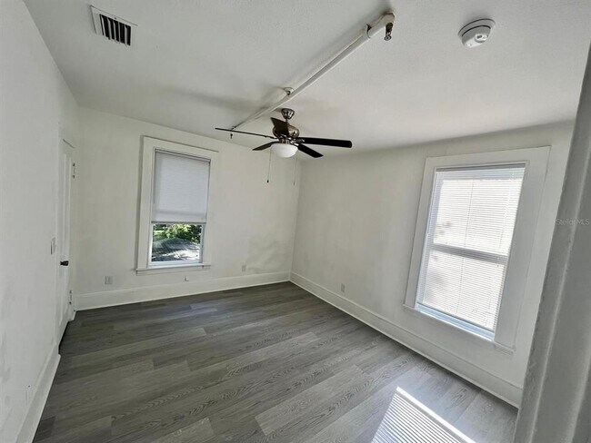 Foto del edificio - 104 S Grove St