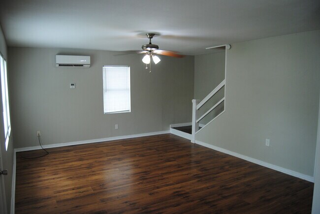 Building Photo - La Marque 6 Unit