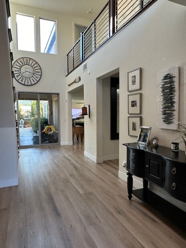 Building Photo - Skye Canyon Beauty