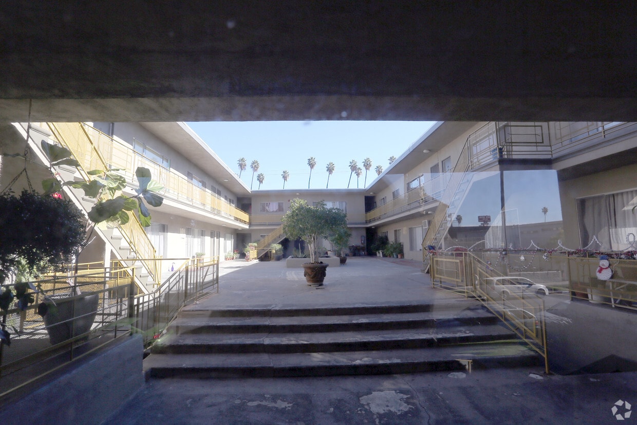 Courtyard - 978 S Westmoreland Ave