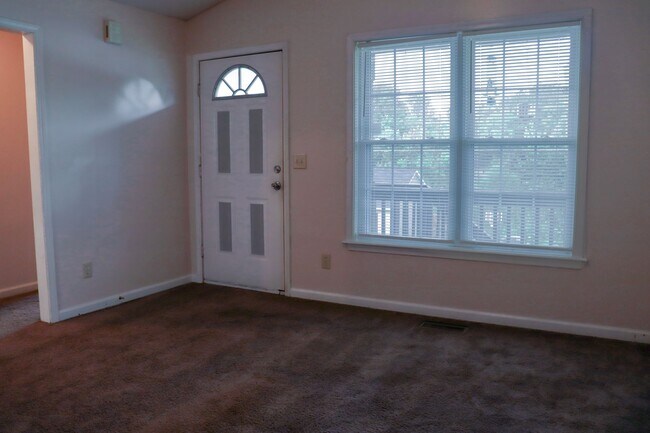 Foto del edificio - Charming 4 bedroom, 2 bathroom home in Greensboro w lake front views