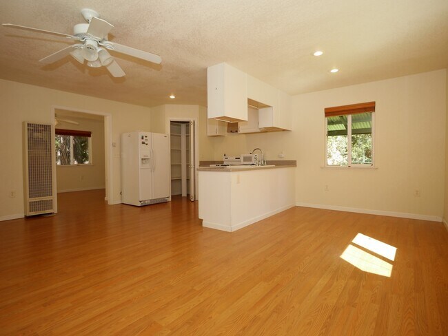 Building Photo - Guest house behind owners house is tidy an...