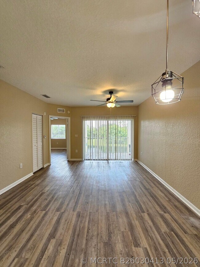Building Photo - 1063 Golden Lakes Blvd
