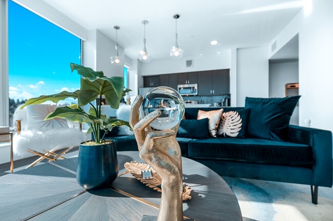 Building Photo - Views on Fifth