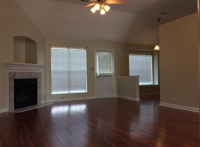 Foto del edificio - Beautiful 3BR/2ba home offering almost 170...