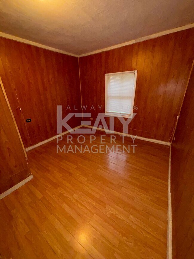 Building Photo - 3 Bedroom, 1 Bathroom House Now available ...