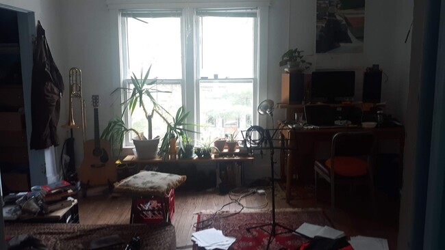 Building Photo - Huge sunny vintage 4bedroom apartment