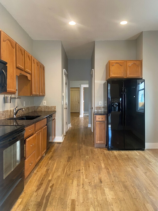 Kitchen - 1404 Knox Ct