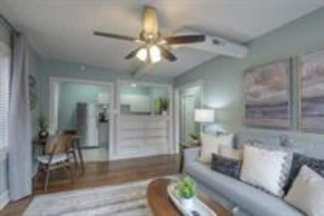 Building Photo - 722 W 37th St