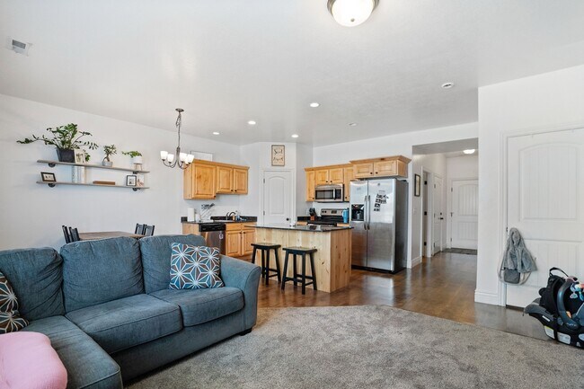 Building Photo - 731 S 70 E