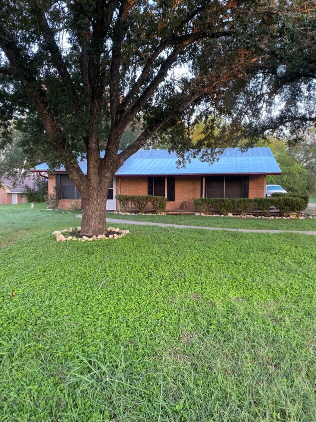 Foto principal - 905 Trail St
