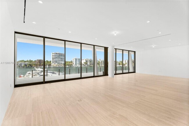 Foto del edificio - 5 Grove Isle Dr