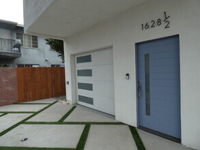 Building Photo - 1628 S La Brea Ave