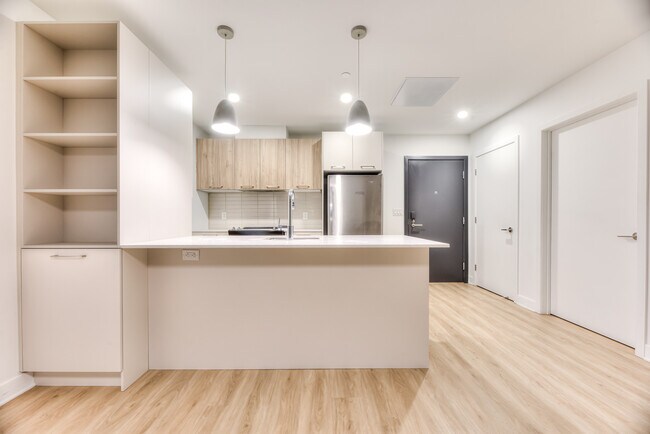 Building Photo - U706