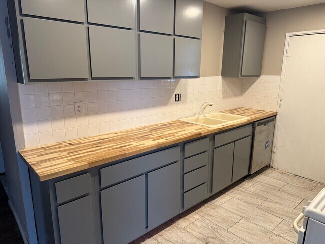 Foto del edificio - Newly updated 3-bedroom, 2-bath home - Open To Section 8