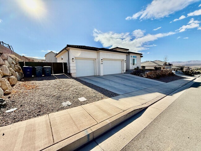 Foto del edificio - Lovely Three Bedroom Home with RV parking in Shooting Star - Washington Fields