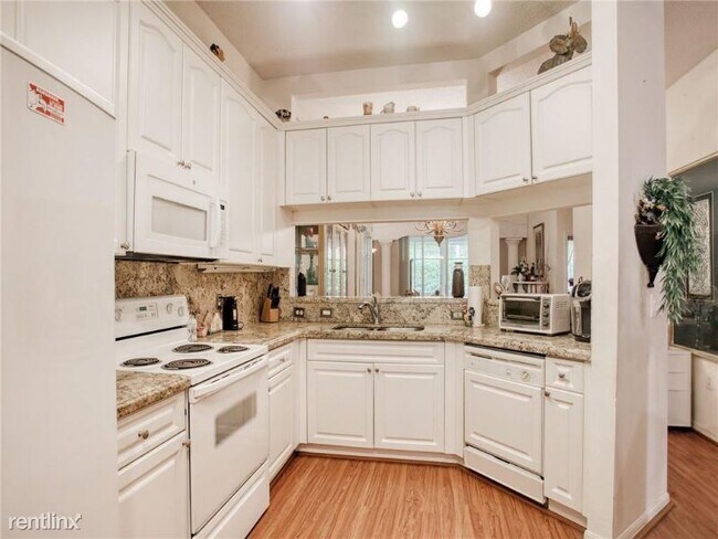 Building Photo - 10294 Lombardy Dr