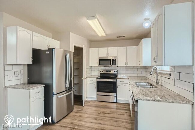 Foto del edificio - 3 br, 2 bath House - 814 Forest Oaks Drive...